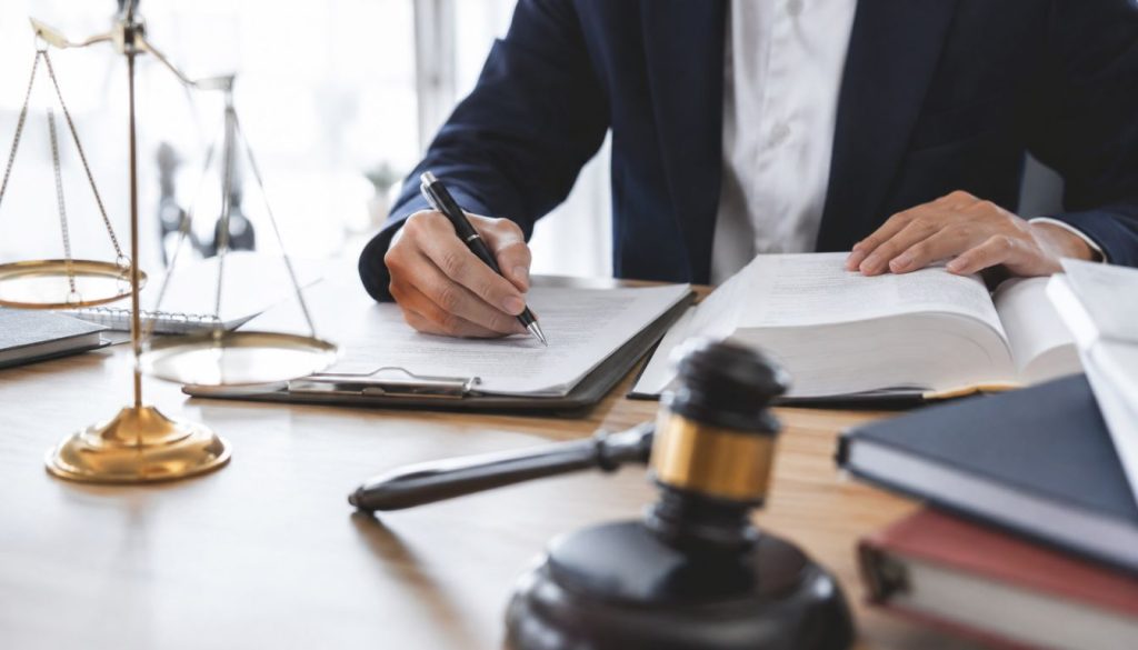 Bureau juridique avec marteau et balance