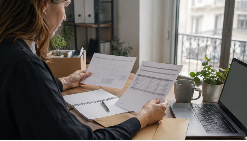 Organisation au bureau dans la lumière naturelle